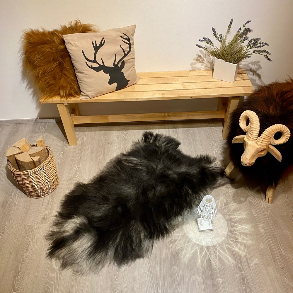Authentisches Island Schaffell Einzelstück Nr. 931, 120x80 cm. Natürliche Färbung, charaktervolle Wollstruktur und einzigartiges Design – perfekt für stilbewusste Einrichtung.