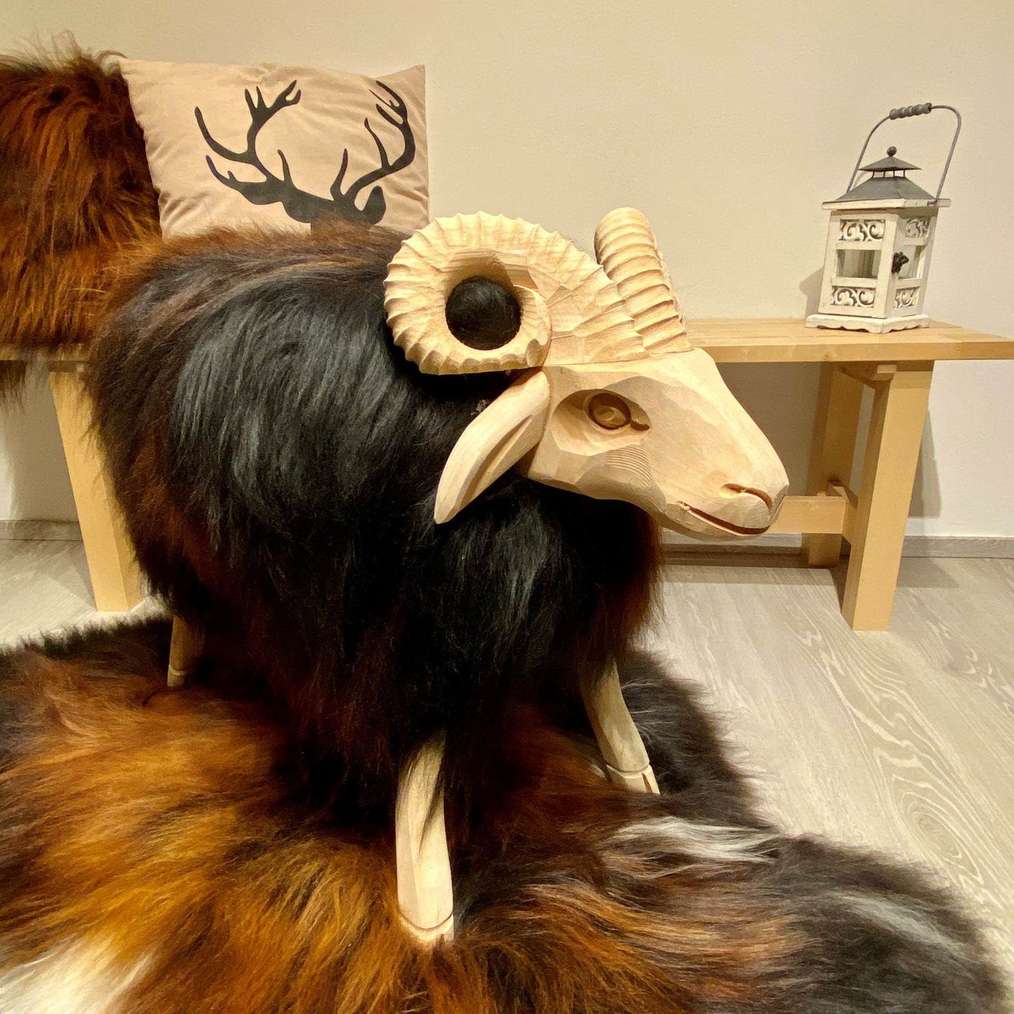 Geschnitztes Schaf mit echtem Schafspelz Model: Erde und Feuer