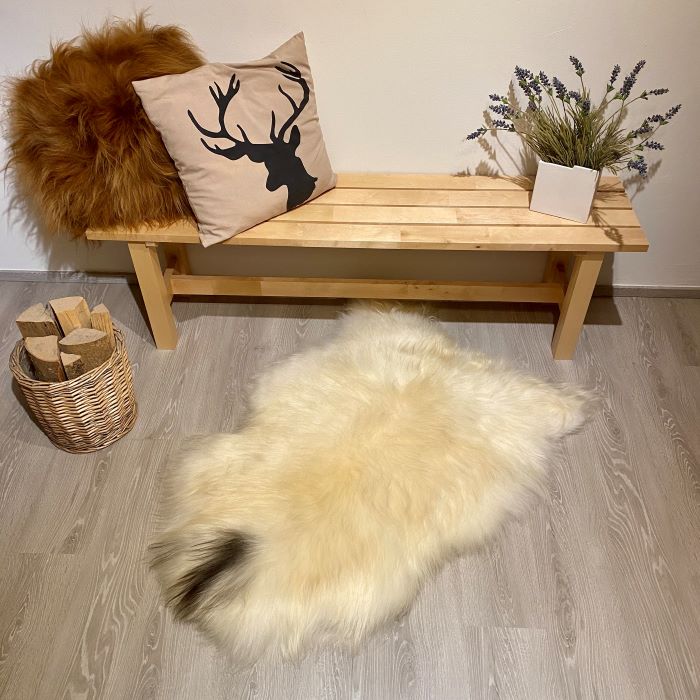 Island Schaffell Einzelstück weiß schwarz gefleckt