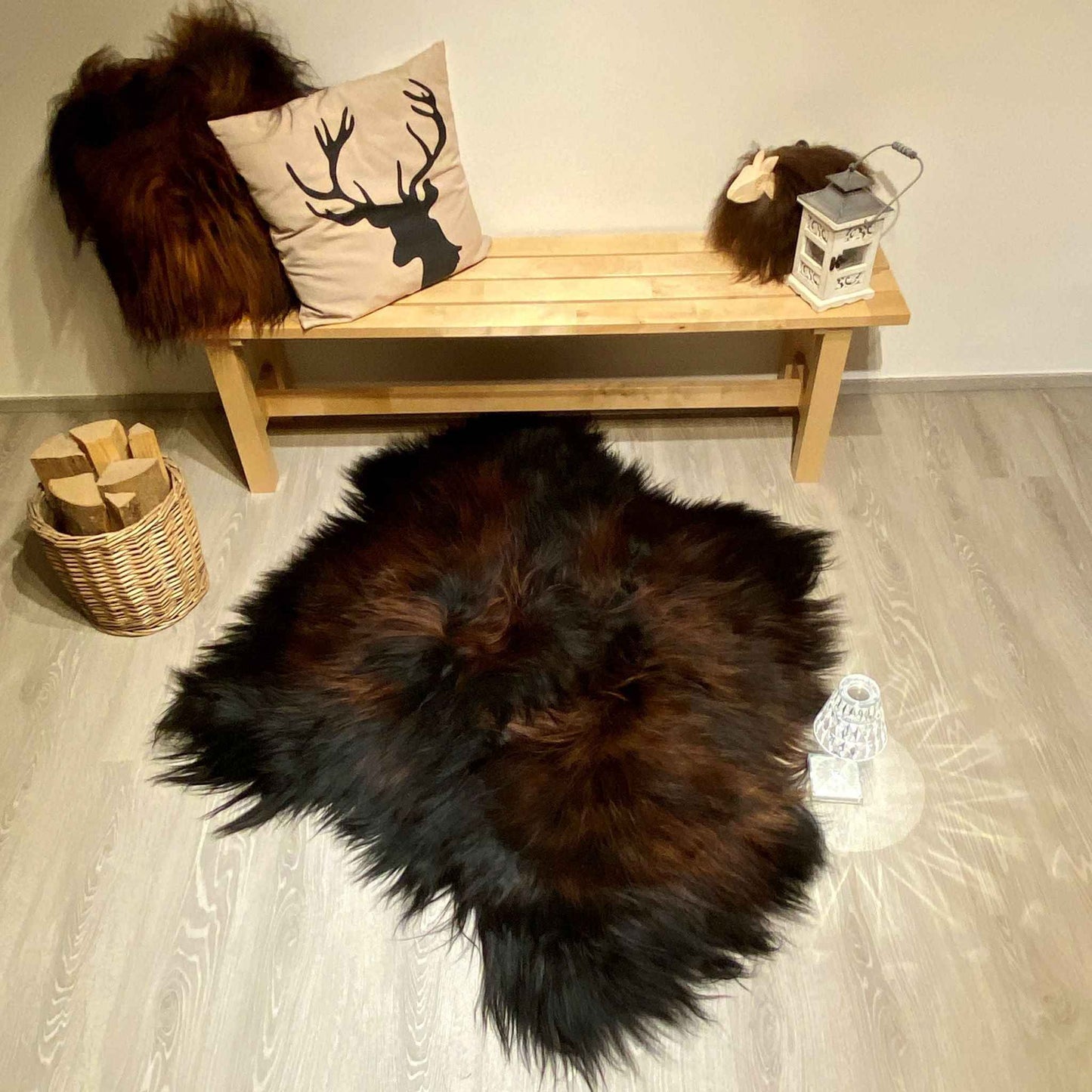 Island Schaffell Teppich Schwarz Rotbraun | 2er Quer | Größe: 120x120cm | Model: Erde und Feuer - FellHaus