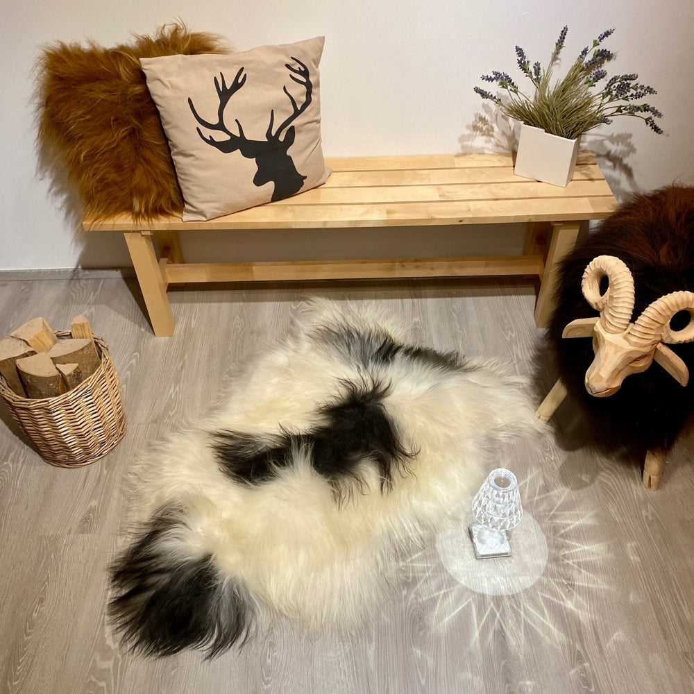 Island Schaffell in natürlicher Färbung, Größe 120x80cm – authentisches Einzelstück mit charaktervoller Struktur und wärmender Wolle für stilvolle Raumgestaltung.