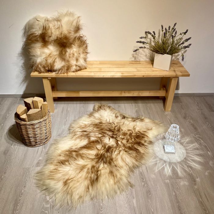 Schaffell Kissen 50x50cm weiß mit braunen spitzen