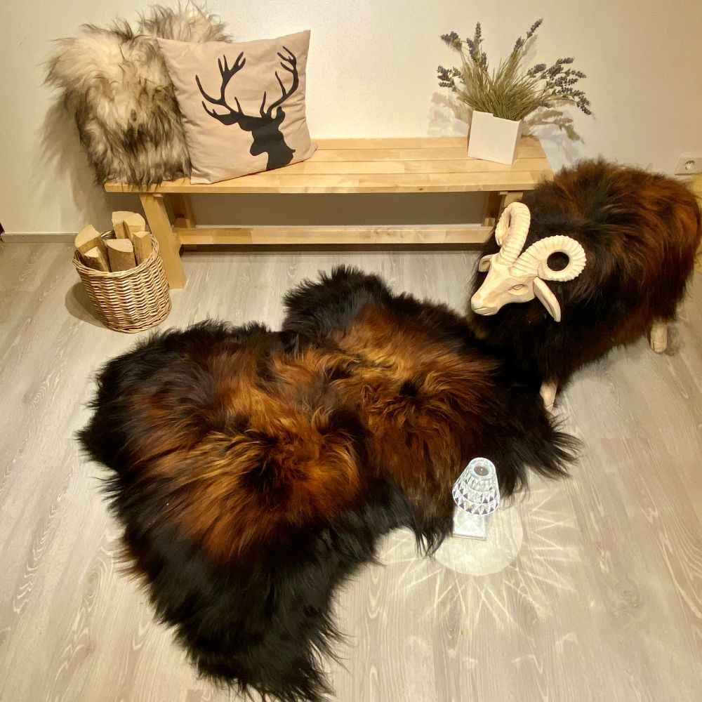 Island Schaffell Teppich Schwarz Rotbraun | 2er Quer | Größe: 120x120cm | Model: Island Schwarzes Feuer - FellHaus