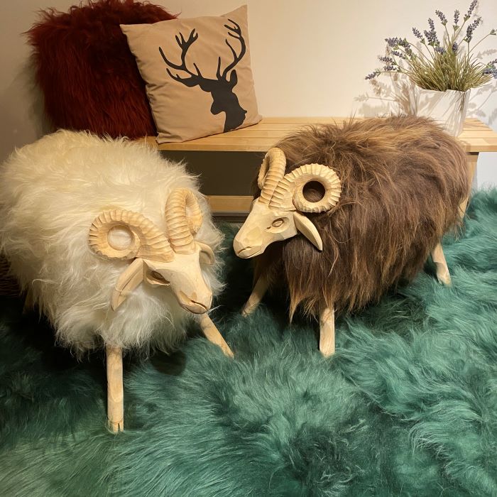 Geschnitztes Schaf mit echtem Schafspelz