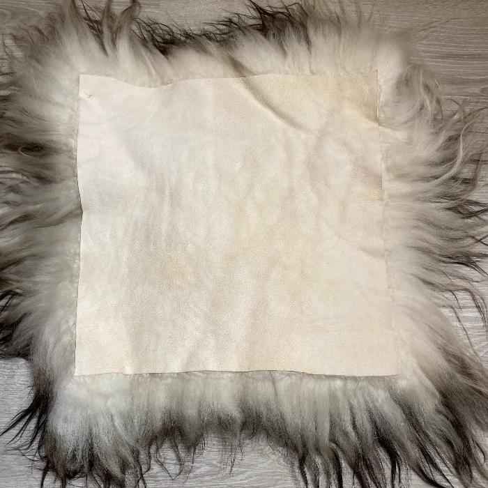 Island Schaffell Sitzkissen Mufflon Schwarz | 50x50cm für jeden Anlass - FellHaus