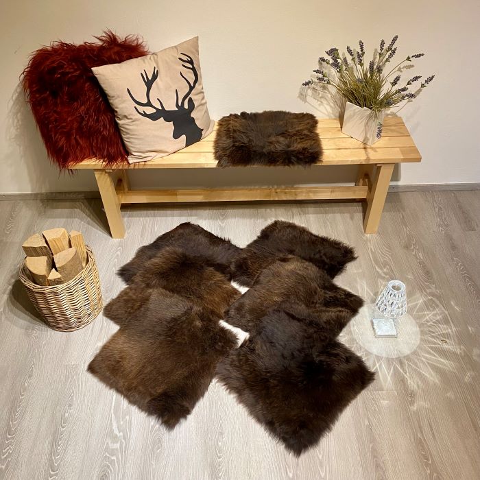 Sėdynės užvalkalas pagamintas iš bordo spalvos avikailio