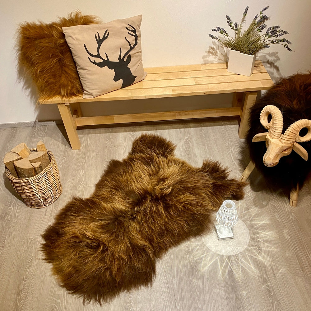 Braunes Island Schaffell in Einzelstückqualität, Größe 120x80cm, natürliche Färbung mit charaktervollem Flor. Authentisches Handwerksstück für zeitlose Wohnraumgestaltung – robust, pflegeleicht und langlebig. Jedes Stück ein Unikat mit eigenem Charakter.