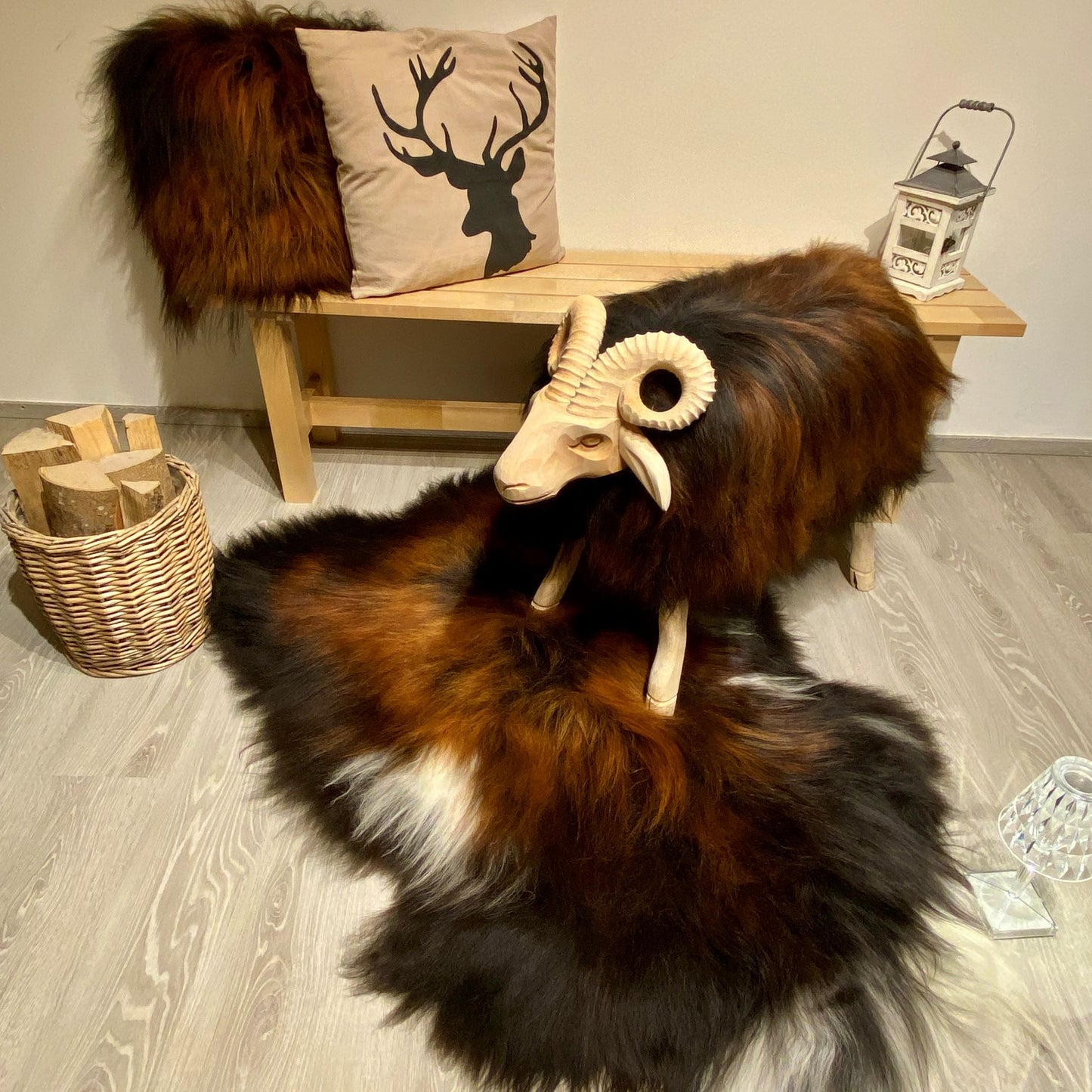 Geschnitztes Schaf mit echtem Schafspelz Model: Erde und Feuer