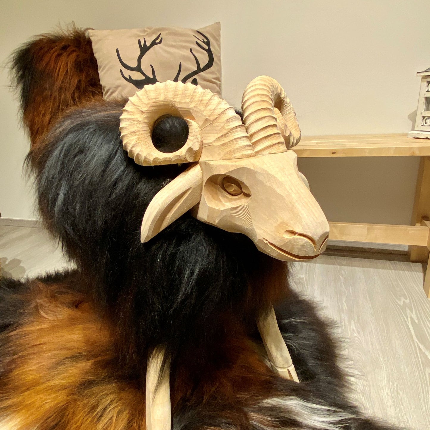 Geschnitztes Schaf mit echtem Schafspelz Model: Erde und Feuer