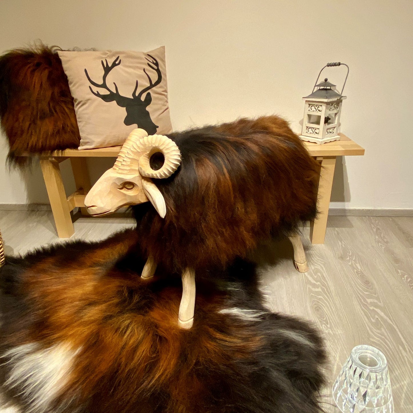 Geschnitztes Schaf mit echtem Schafspelz Model: Erde und Feuer