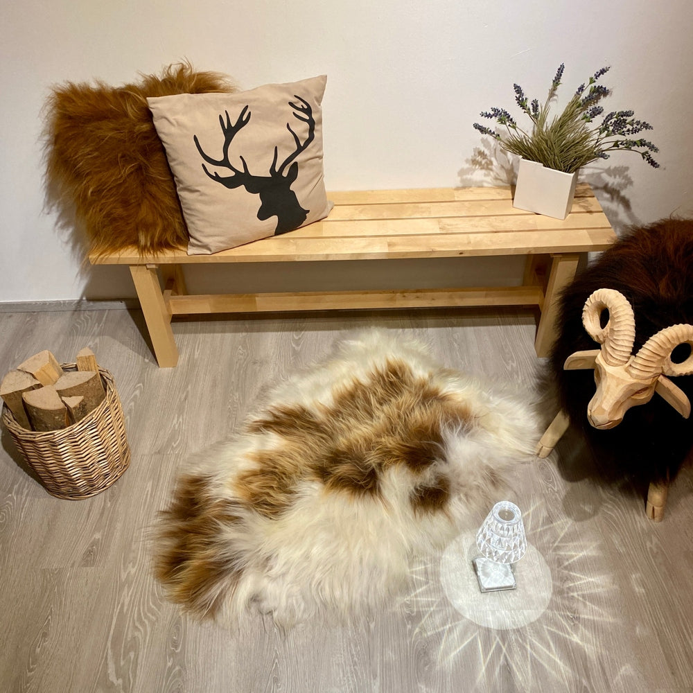 Isländisches Schaffell Einzelstück, 120x80cm. Naturbelassenes Lammfell mit dichtem Vlies für Wohnraum und Dekoration. Authentisches Unikat mit charaktervollem Aussehen und hochwertiger Verarbeitung.