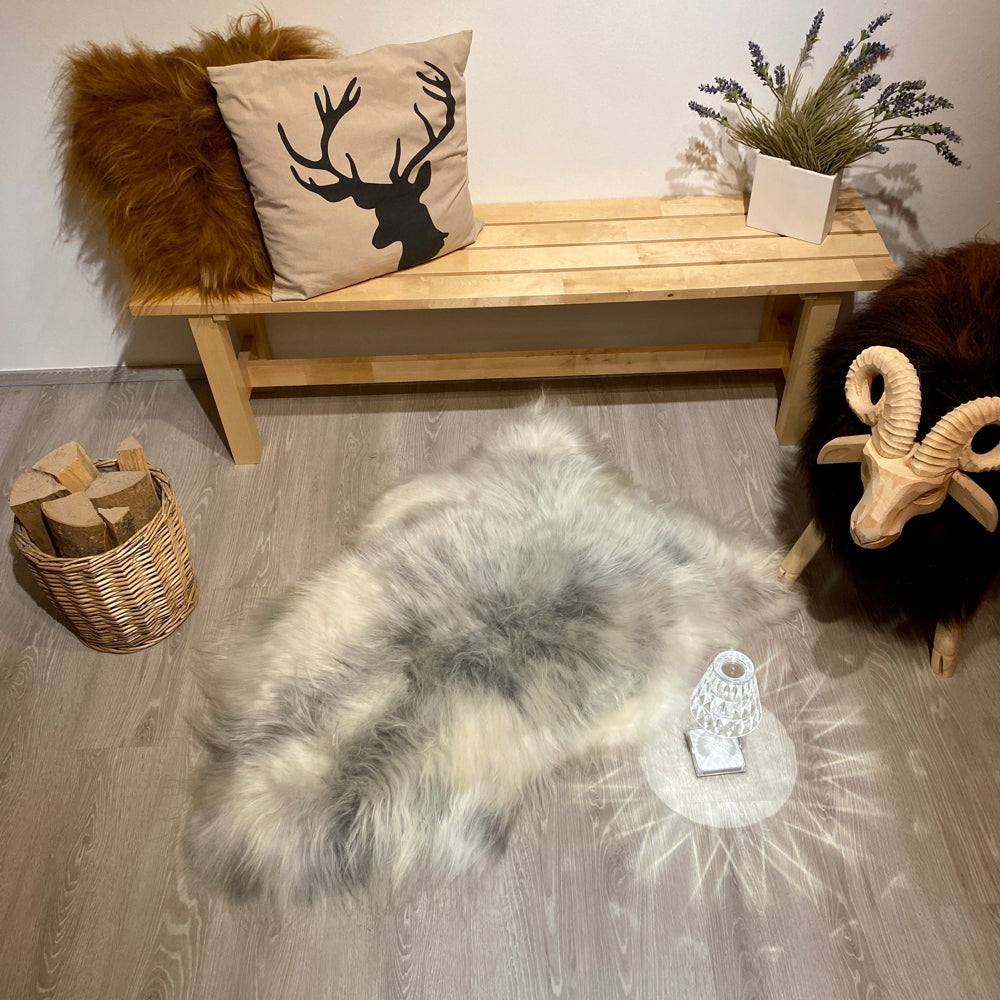 Isländisches Schaffell Einzelstück Nr. 936, ca. 120x80cm. Naturbelassenes Lammfell mit dichtem Vlies – perfekt als Wohnakzent oder Sofaauflage. Jedes Stück ein Unikat. Robust, pflegeleicht und zeitlos schön.