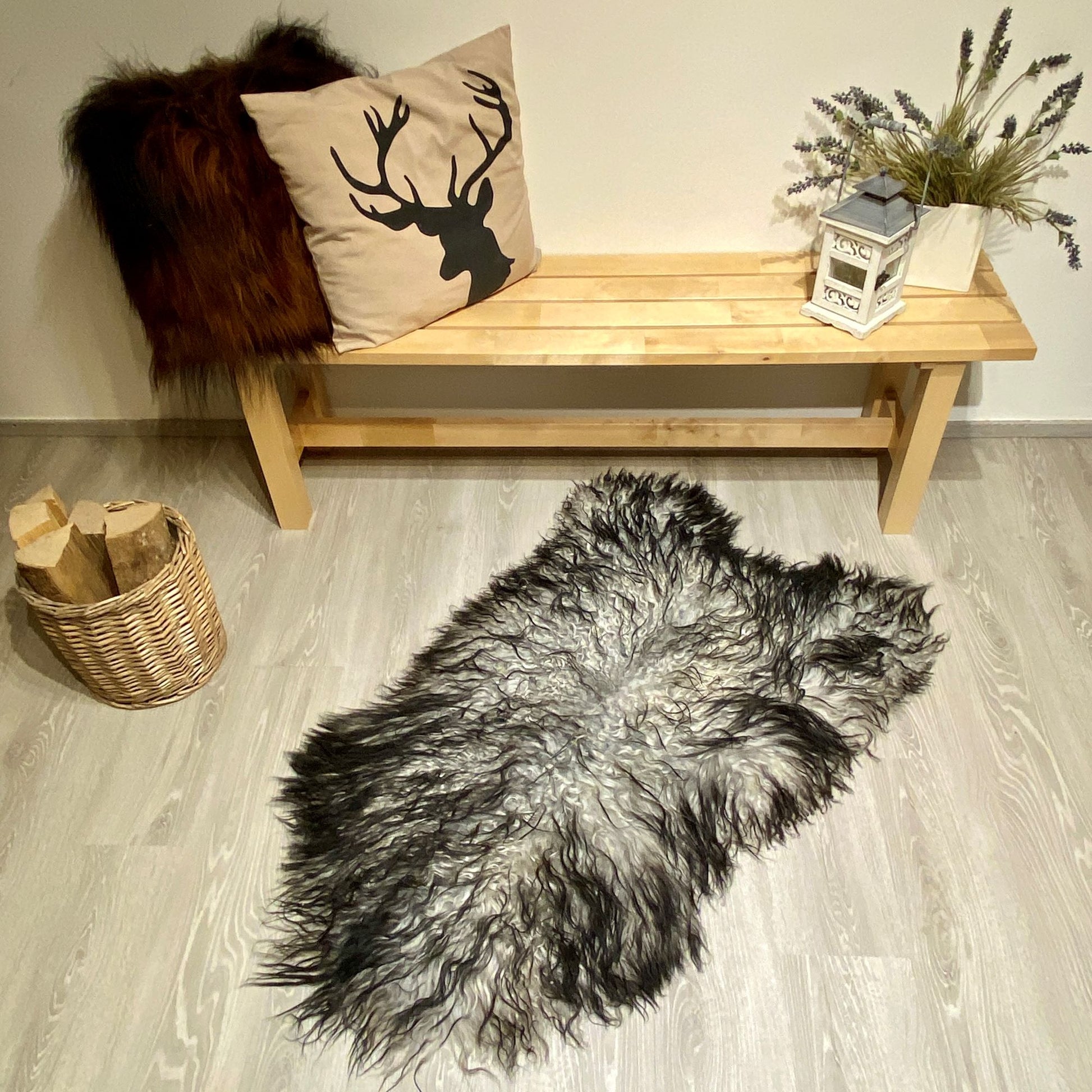 Island Schaffell gelockt weiß mit schwarzen spitzen