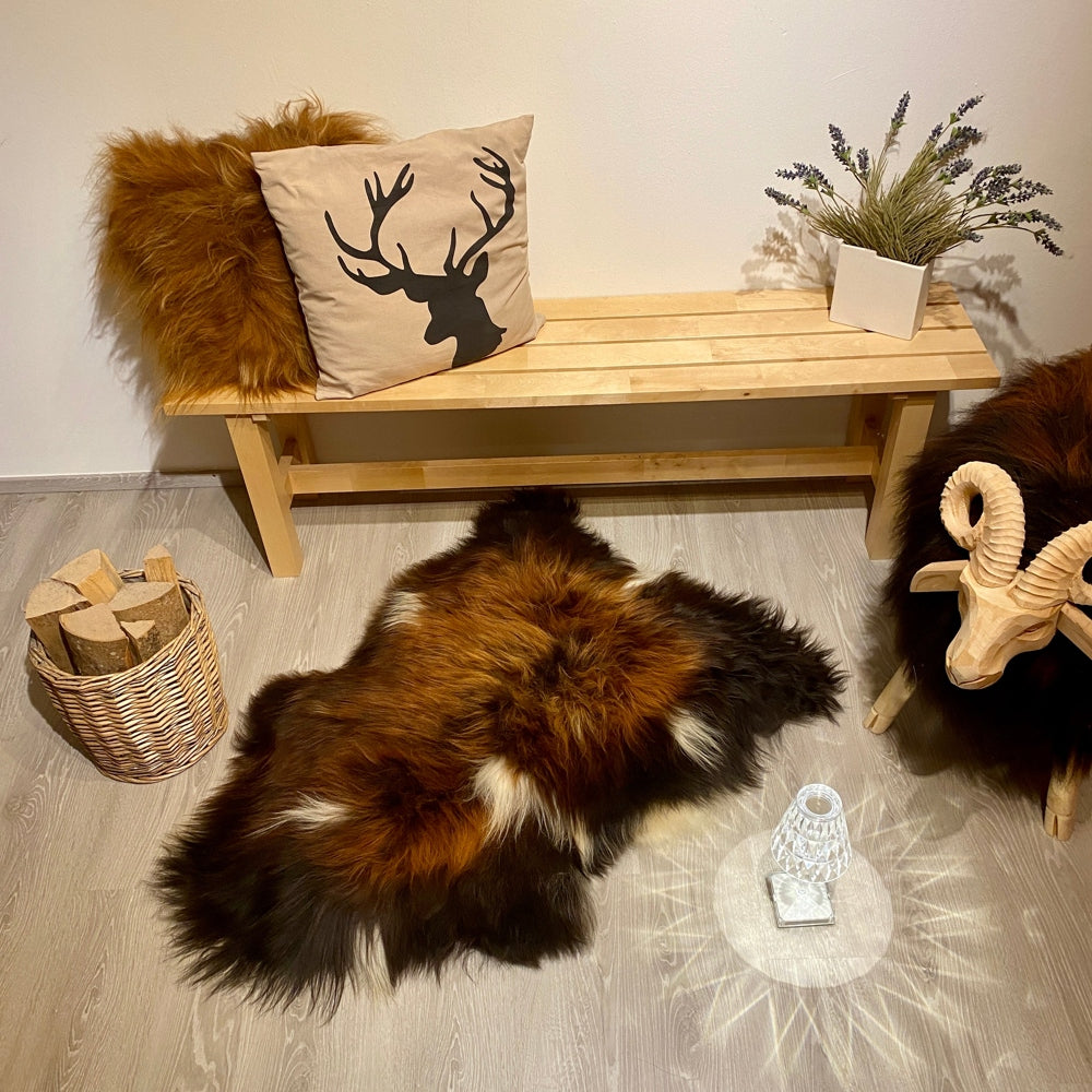 Island Schaffell schwarz goldbraun mit weißen Flecken