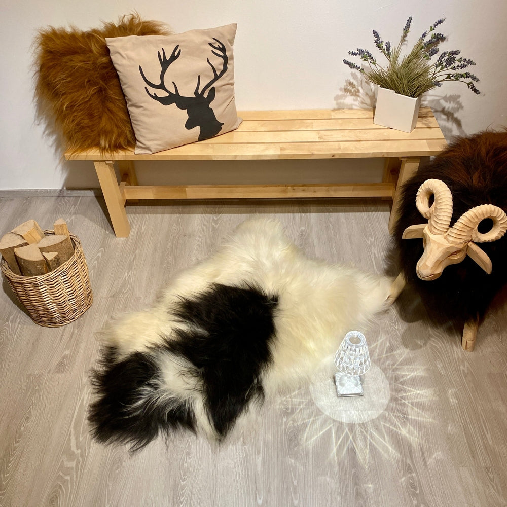 Island Schaffell Einzelstück in Naturweiß, ca. 120x80cm, authentisches Handwerk mit charaktervoller Wollstruktur – perfekt für skandinavische Wohnkultur und zeitlose Eleganz.