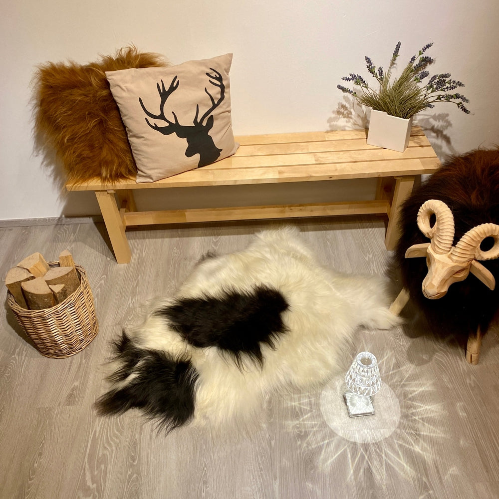 Island Schaffell Einzelstück in Weiß-Schwarz-Gefleckt, 120x80 cm. Natürliche Färbung, authentisches Design. Perfekt als Wurfdecke, Bodenlage oder Raumaccessoire – jedes Stück einzigartig.