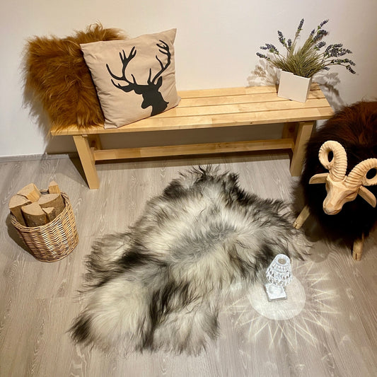Island Schaffell Einzelstück Nr. 939 Dieses authentische isländische Schaffell besticht durch seine natürliche Schönheit und Vielseitigkeit. Mit den Maßen 120x80 cm bietet es die perfekte Größe für Sofas, Sessel oder als Statement-Piece auf dem Boden. Das hochwertige Fell überzeugt mit dichtem, weichem Haar und einer robusten Lederbasis – ideal für tägliche Nutzung und langfristige Freude. Jedes Stück ist ein Unikat mit eigenem Charakter, Farbverlauf und Struktur. 