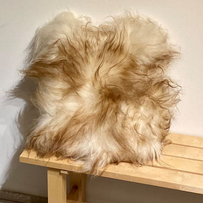 Schaffell Kissen 50x50cm Weiß mit braunen spitzen