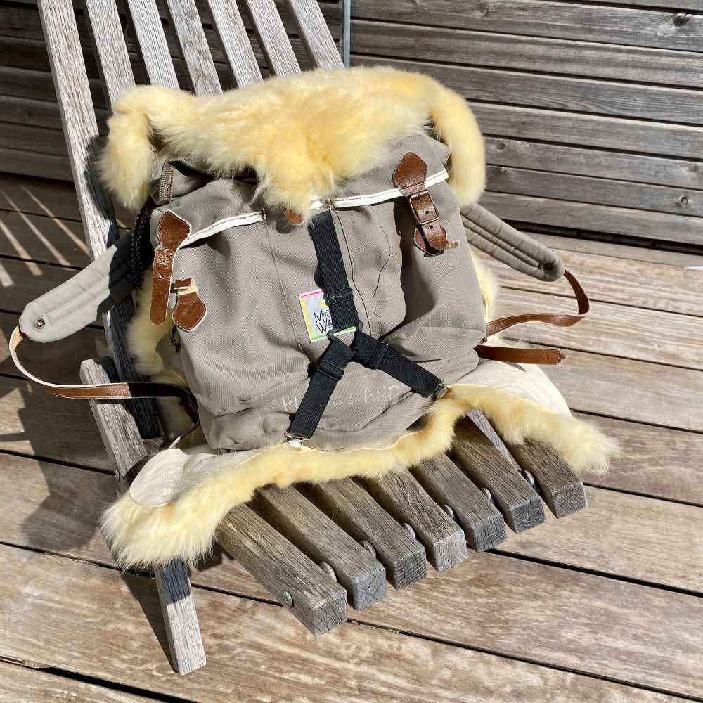 Schaffell mit Spanngummi für Rucksack - FellHaus