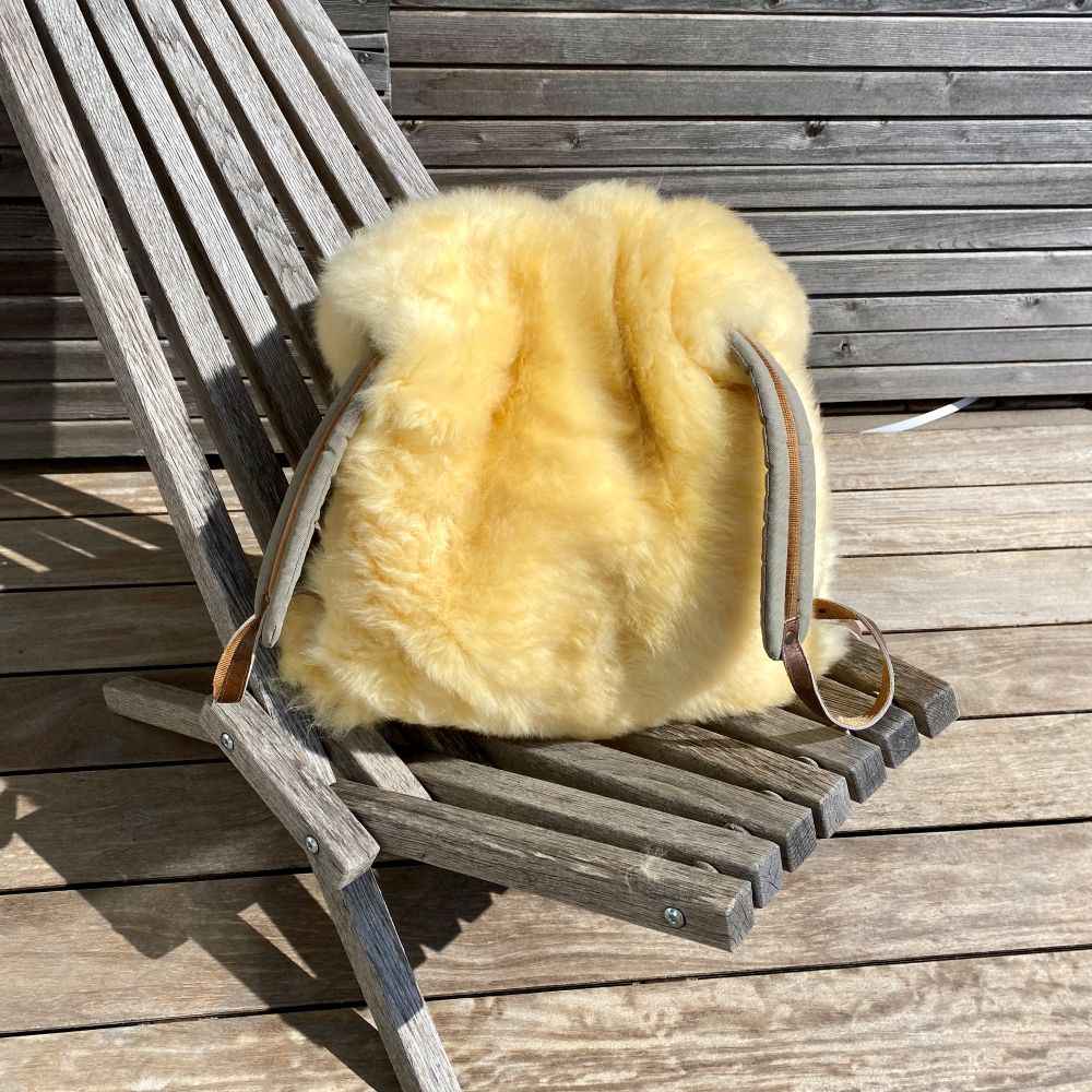 Schaffell mit Spanngummi für Rucksack - FellHaus
