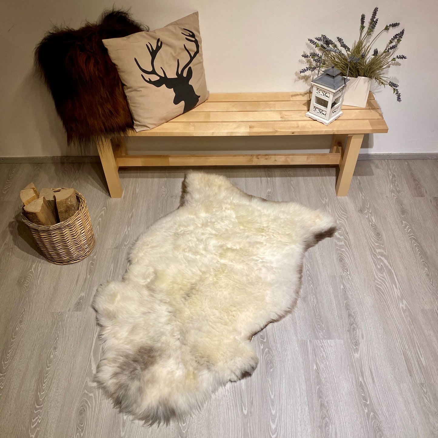 Schaffell Einzelstück naturweiß mit grau braunen flecken