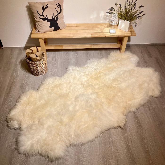 Schaffell Teppich aus 4 Felllen weiß