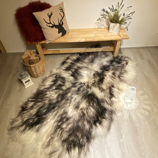 Island Schaffell Teppich aus 4 Fellen Weiß mit schwarzen Spitzen